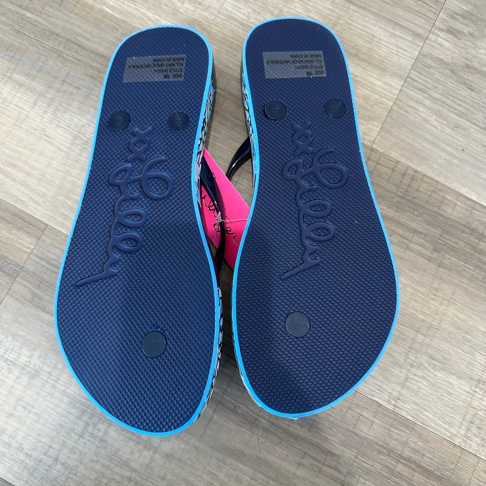 NWT Lily Pulitzer size 7 / 8 Pool blue floral flip flop with gold accent - Picture 4 of 6